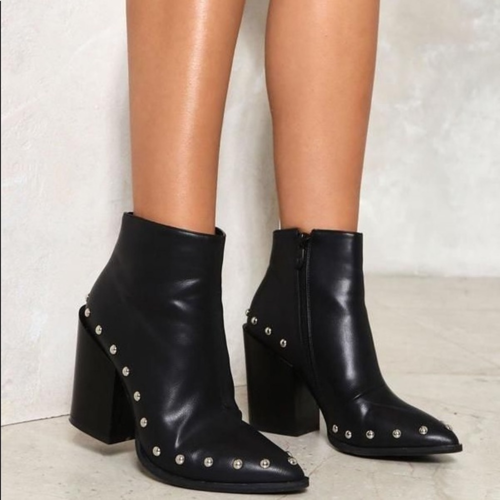 STUDDED BLACK BOOTIES